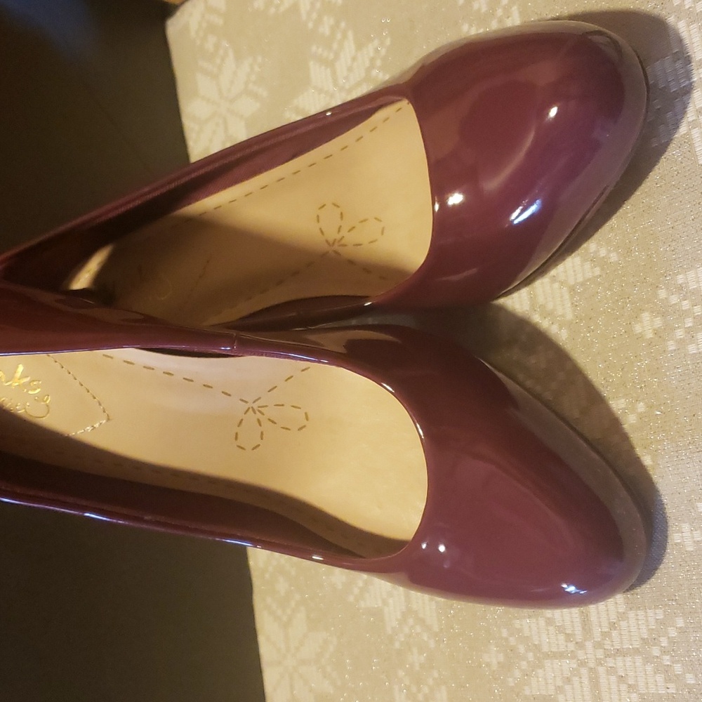 Clarks Somerset Plum Patent Leather Pumps Size 6.5